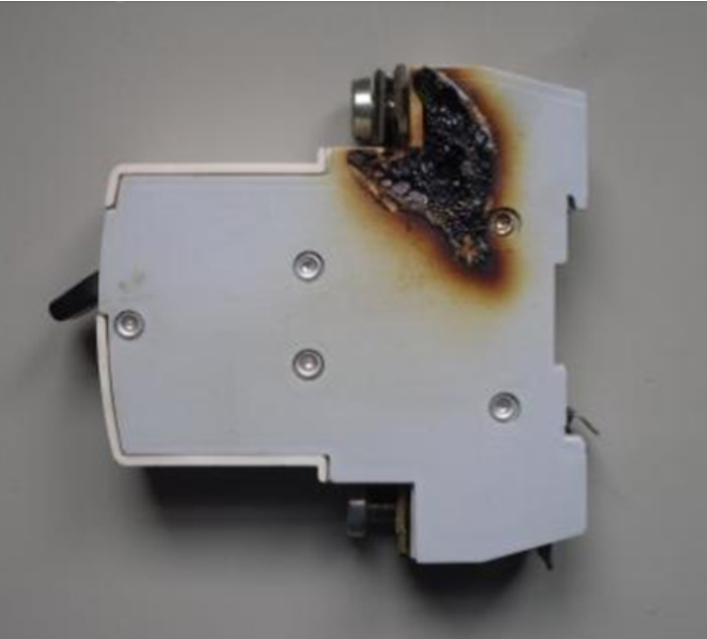 断路器跳闸 断路器跳闸